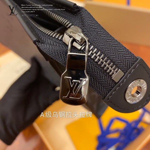 M69535 男士手包｜都會輪廓選輯｜商品實拍視角 06