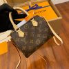 gucciaaa-38684-gallery-75570-3e9275c42132b9be M61252 NANO mini枕頭包|都會輪廓選輯|包款全貌與整體比例