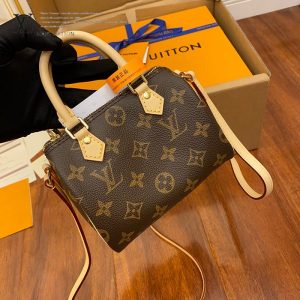 gucciaaa-38684-gallery-75570-3e9275c42132b9be M61252 NANO mini枕頭包|都會輪廓選輯|包款全貌與整體比例
