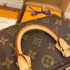 gucciaaa-38684-gallery-75573-4be98b1479a938a6 M61252 NANO mini枕頭包|都會輪廓選輯|商品實拍視角 05