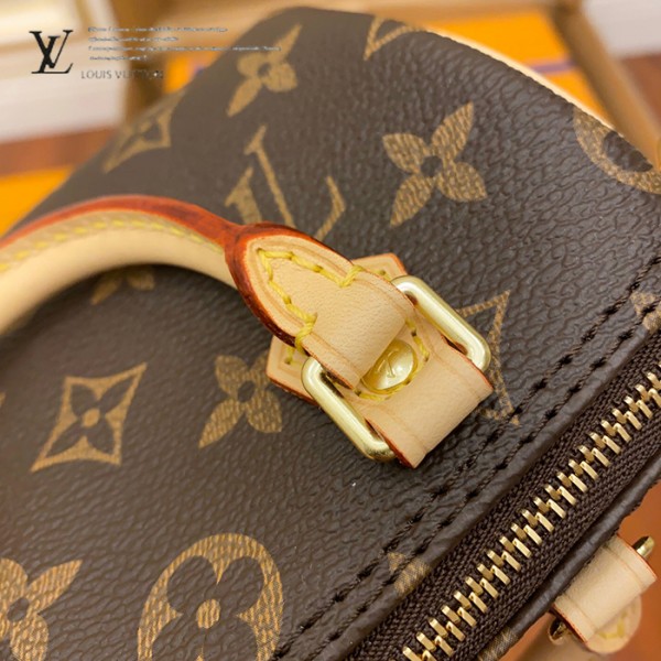 gucciaaa-38684-gallery-75578-df5e3fc5767c955d M61252 NANO mini枕頭包|都會輪廓選輯|商品實拍視角 10