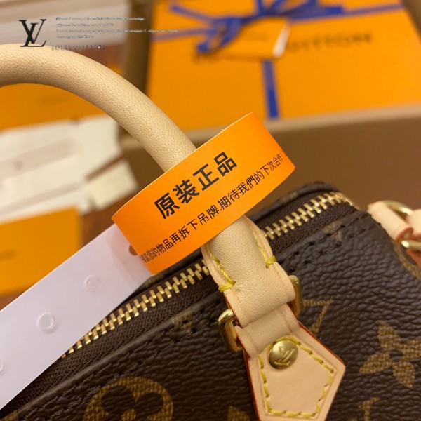 gucciaaa-38684-gallery-75580-a0e316b2c2c2f255 M61252 NANO mini枕頭包|都會輪廓選輯|商品實拍視角 12