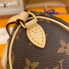 gucciaaa-38684-gallery-75581-08f0c1fbbd26b0c1 M61252 NANO mini枕頭包|都會輪廓選輯|商品實拍視角 13