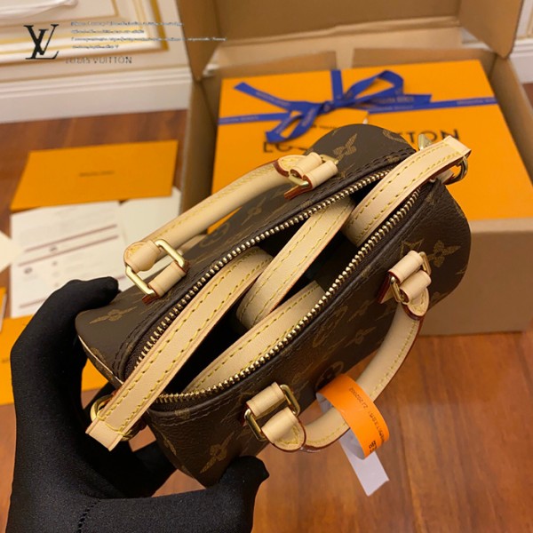 gucciaaa-38684-gallery-75583-32a812c06d56de4c M61252 NANO mini枕頭包|都會輪廓選輯|商品實拍視角 15