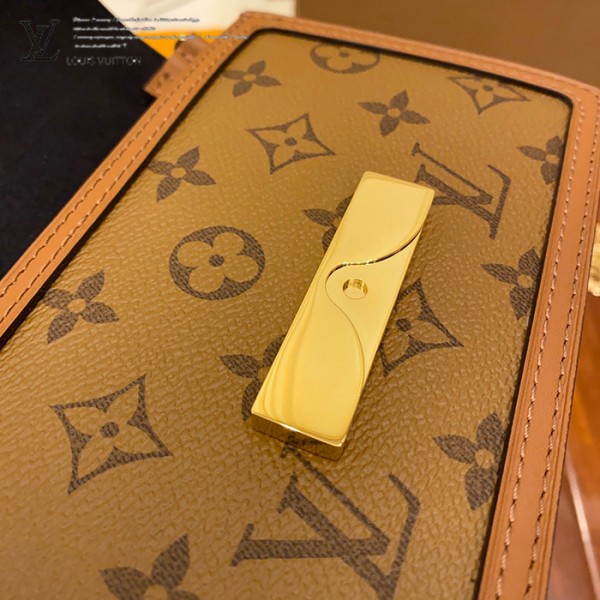 M68746 小號達芙妮郵差包｜都會輪廓選輯｜商品實拍視角 03