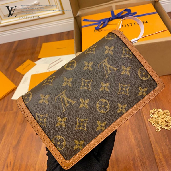 M68746 小號達芙妮郵差包｜都會輪廓選輯｜商品實拍視角 06