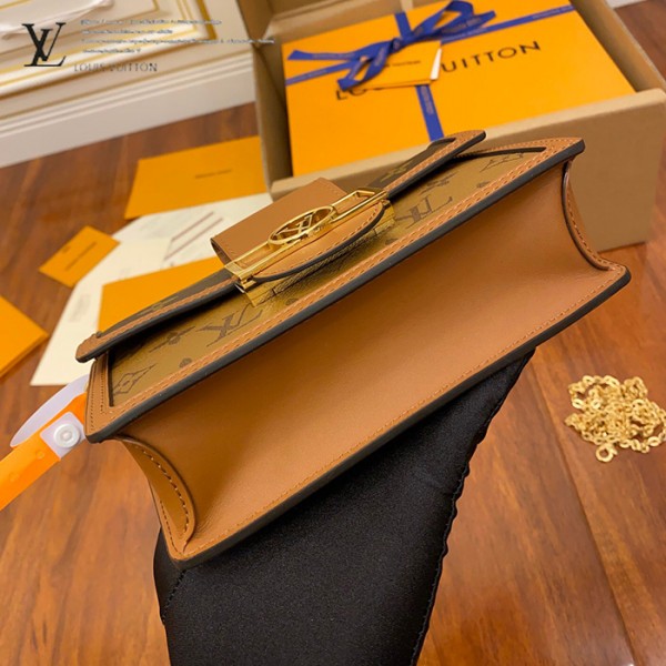 M68746 小號達芙妮郵差包｜都會輪廓選輯｜商品實拍視角 09