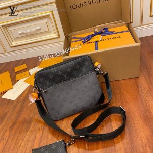 gucciaaa-38706-gallery-75854-4cb57b7fc521ae66 M69443 男士三合一郵差包|都會輪廓選輯|包款全貌與整體比例