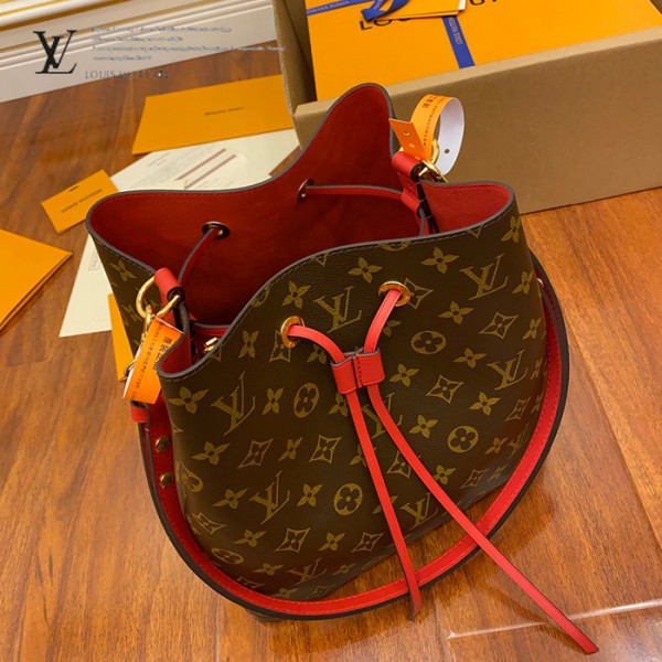 gucciaaa-38716-gallery-76007-168ac0a55bb5abfc M44021 水桶包|都會輪廓選輯|商品實拍視角 02