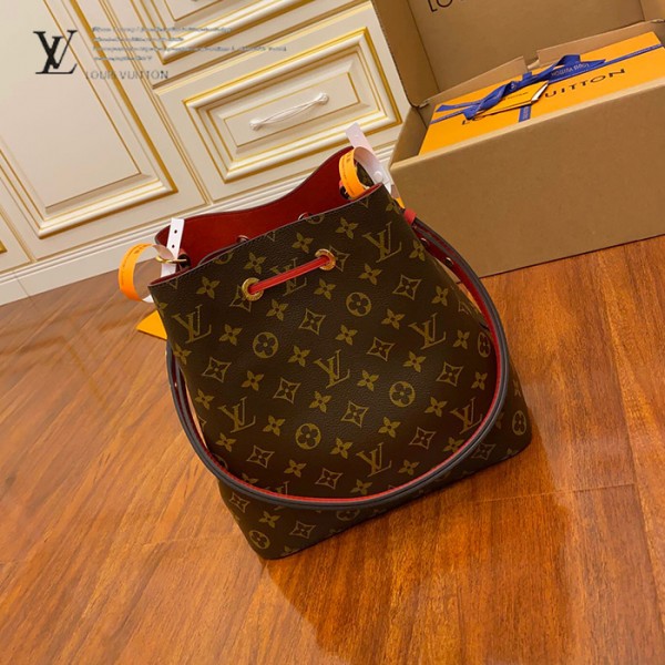 gucciaaa-38716-gallery-76008-0bbdc8fd28845df3 M44021 水桶包|都會輪廓選輯|商品實拍視角 03