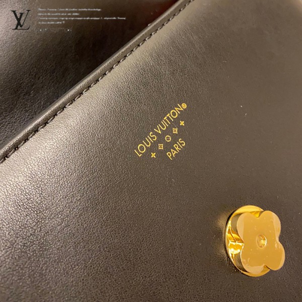 gucciaaa-38720-gallery-76045-fe3081bac8f969df M55948 女士郵差包|都會輪廓選輯|商品實拍視角 02