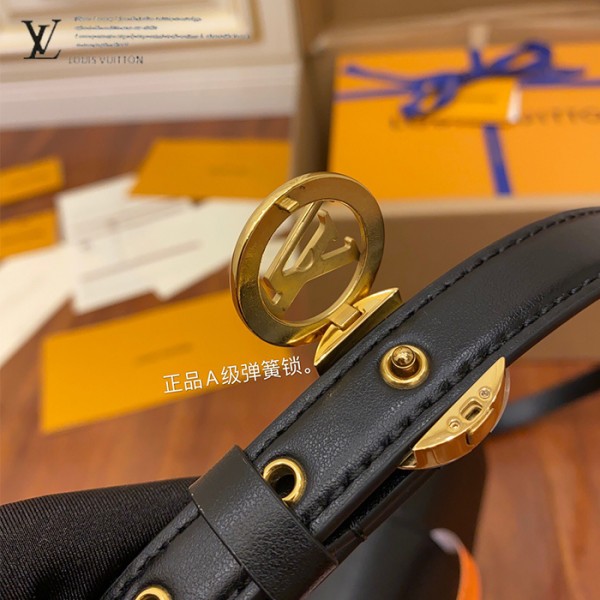 M55948 女士郵差包|都會輪廓選輯|都會選物實拍視角
