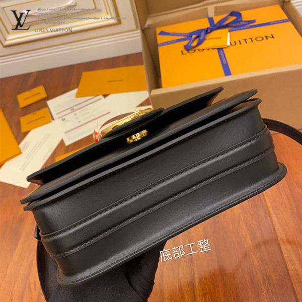 gucciaaa-38720-gallery-76050-e85ce9b43793b24e M55948 女士郵差包|都會輪廓選輯|商品實拍視角 07