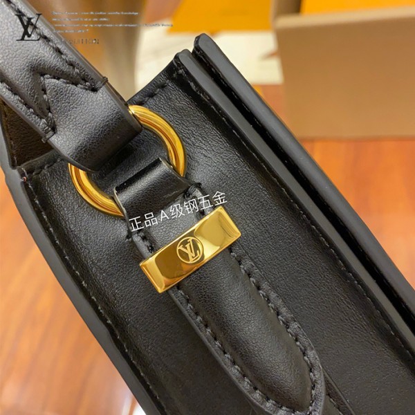 gucciaaa-38720-gallery-76059-18611daac6282d42 M55948 女士郵差包|都會輪廓選輯|商品實拍視角 15