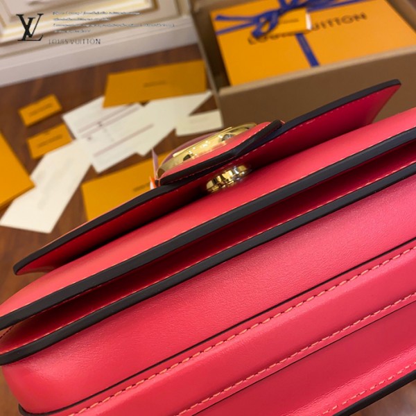 gucciaaa-38721-gallery-76063-95a6447dec54a658 M55949 女士郵差包|都會輪廓選輯|商品實拍視角 05
