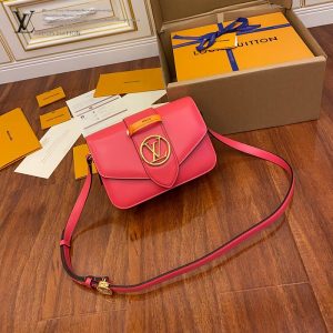 gucciaaa-38721-gallery-76066-74fd50b308f8f5a7 M55949 女士郵差包|都會輪廓選輯|包款全貌與整體比例