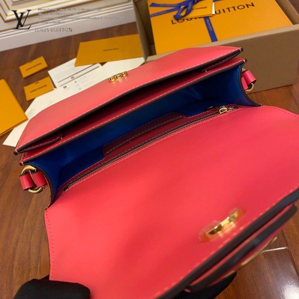 gucciaaa-38721-gallery-76071-b0a8e0a3b3477b5e M55949 女士郵差包|都會輪廓選輯|商品實拍視角 12