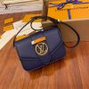 M55951 女士郵差包｜都會輪廓選輯｜商品實拍視角 07