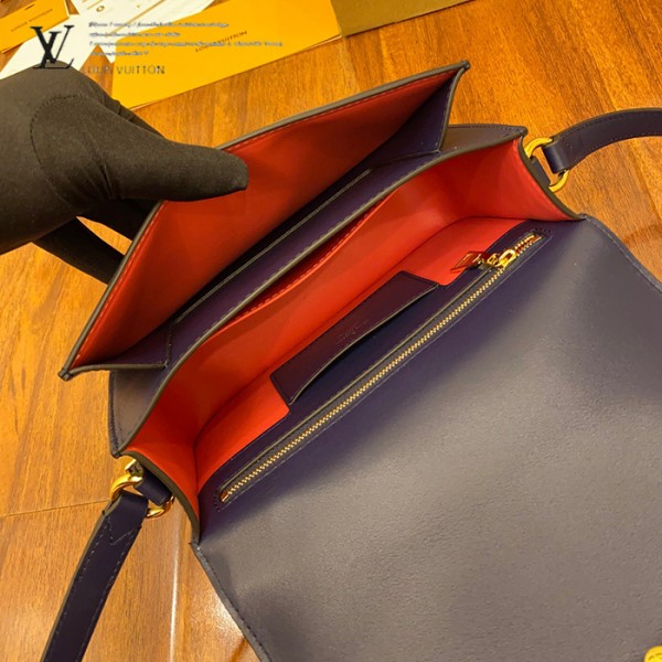 M55951 女士郵差包｜都會輪廓選輯｜商品實拍視角 13