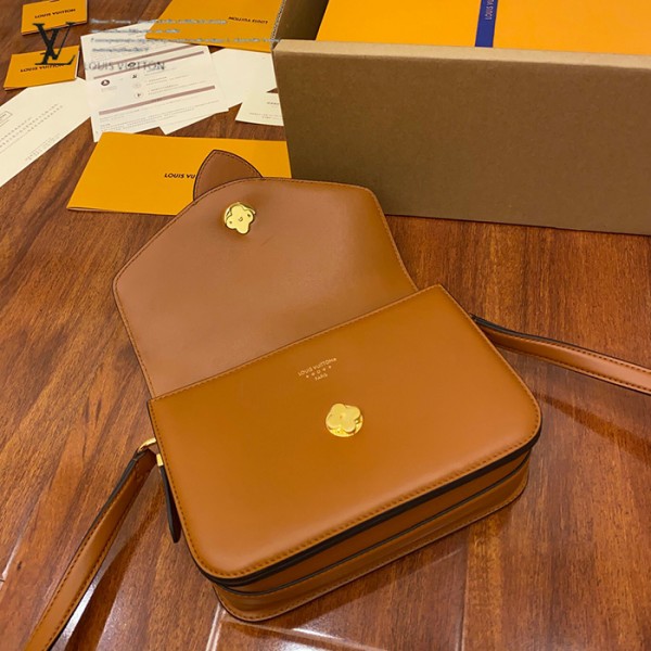 M55952 女士郵差包｜都會輪廓選輯｜商品實拍視角 19
